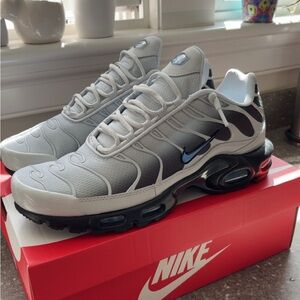 Airmax plus platinum university blue
